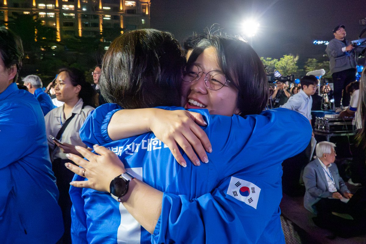 yong_hyein's tweet photo. 한 달 간의 선거운동기간이 이제 끝이 났습니다.

내란 종식과 민주주의 회복, 대한민국의 미래라는
국민의 열망을 실현하기 위해
압도적 정권교체라는 하나의 목표를 안고
모두가 한 마음 한 뜻으로 쉴 틈 없이 뛰어왔습니다.

기본소득당도 공동선대위원장인 저 용혜인 뿐만이 아니라,
최고위원, 시도당위원장, 지역위원장 모두가 당원들과 함께
전국 방방곳곳에서 이재명 이름이 적힌 손피켓을 들고,
기본소득 대한민국을 앞당기기 위해 힘차게 뛰었습니다.

이번 선거를 지나며, 더욱 명백해졌습니다.

누가 내란 세력이고, 누가 민주주의를 지키려 하는지
누가 혐오와 갈라치기 세력이고, 누가 통합과 포용을 말하는지
누가 구태 기득권 세력이고, 누가 충직한 국민의 종복인지
누가 제 이익에 골몰하는 세력이고, 
누가 국민과 함께 미래를 열어가려 하는지.
우리 국민은 이제 너무나도 잘 알고 있습니다.

윤석열과 국민의힘 내란정권 3년,
다시는 있어서는 안 될 암담했던 퇴행과 역주행에도
국민은 무너지지 않았습니다.

전국 어디를 가도 국민은 절망하기는커녕
오히려 응원한다며 웃으며 손 잡아주시고,
고생한다며 생수 한 병 쥐어주며,
따뜻한 말 한 마디라도 더 건네주셨습니다.
위대한 국민께서는 함께 만들어갈 미래에 먼저 다가서 계셨습니다.
내일만을 기다려오셨습니다.

이제 결과로, 국민에게 보답하게 해주십시오.

이재명을 선택하는 것이야말로,
지난 겨울 밤새 내란으로부터 지켜냈던
우리의 결단이 옳았음을, 대한민국의 미래를 이어가는 것임을
위대한 국민께서 투표로 증명해주십시오.

다가오는 내일은 압도적 정권교체로
새로운 대한민국, 진짜 대한민국으로 나아가는 첫 날,
국민이 주권자임을 다시금 확인하는 날이 될 것입니다.

기본소득당과 저 용혜인도
국민과 함께 그 미래를 열어나가겠습니다.