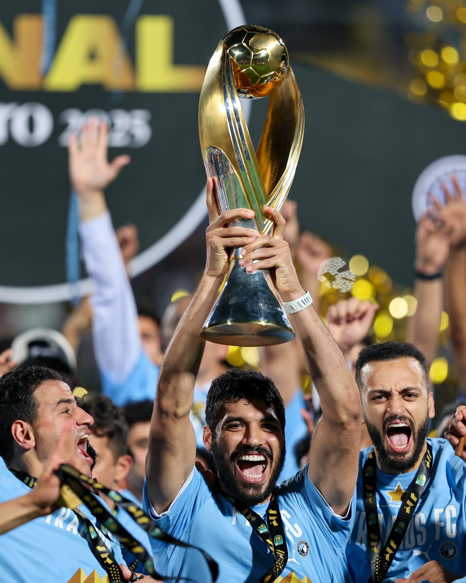 SportyBetNG's tweet image. 🏆 Wetin dey happen this year?

Pyramids FC don knack Mamelodi Sundowns 2-1 (3-2 agg) for Cairo to carry their first-ever CAF Champions League! 🔥💙⚪

Underdogs no wan gree this year o! 😲

#CAFCL #PyramidsFC #BigWin #CAFCLFinal