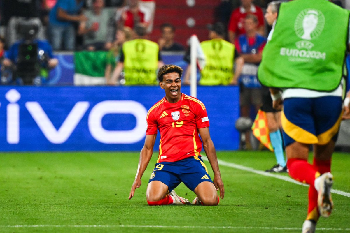 ActuFoot_'s tweet photo. Lamine Yamal 🇪🇸 raconte comment il a… 𝗖𝗟𝗜𝗠𝗔𝗧𝗜𝗦𝗘́ 𝗔𝗗𝗥𝗜𝗘𝗡 𝗥𝗔𝗕𝗜𝗢𝗧 🇫🇷 𝗮̀ 𝗹’𝗘𝗨𝗥𝗢 𝟮𝟬𝟮𝟰 :

« Avant le match, je dormais, et soudain, je me suis réveillé avec un appel de 𝗠𝗢𝗡 𝗔𝗠𝗜 𝗤𝗨𝗜 𝗠𝗘 𝗗𝗜𝗧 : "𝗧𝗨 𝗧𝗘 𝗦𝗢𝗨𝗩𝗜𝗘𝗡𝗦 𝗗𝗘 𝗖𝗘 𝗤𝗨’𝗜𝗟 𝗔 𝗗𝗜𝗧 𝗦𝗨𝗥 𝗧𝗢𝗜 ?" 🤔

Le match a commencé et je ne marque pas… alors je regarde les tribunes et j'ai vu le geste de cet ami : "𝗦𝗢𝗨𝗩𝗜𝗘𝗡𝗦-𝗧𝗢𝗜 𝗗𝗘 𝗖𝗘 𝗤𝗨’𝗜𝗟 𝗔 𝗗𝗜𝗧…"

J’étais vraiment excité et je me suis mis à courir sans m'arrêter puis marquer. » 🤣

🎙️ conf. de presse