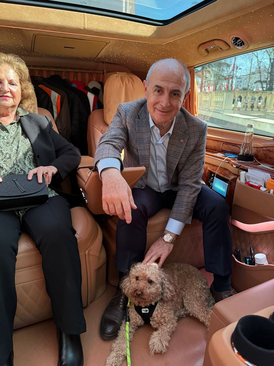 Neymiş Dinayet işleri başkanı audi le dolaşıyormuş!
Çekmece belediye başkanı Hasan Akgün sanki başıboş sokak itine biniyor.