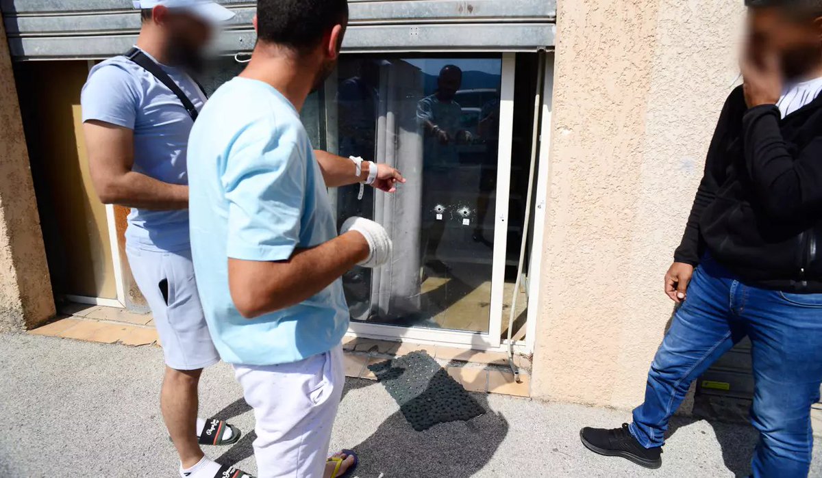 🚨🇫🇷🕊️ ALERTE INFO – À Puget-sur-Argens, un homme de 53 ans a ABATTU de cinq balles son voisin, un Tunisien de 35 ans, et a blessé un autre homme d’origine turque, tous deux ciblés en raison de leurs origines étrangères.

L’agresseur a diffusé deux vidéos : l’une annonçant son