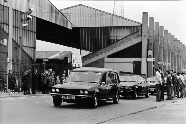 October 1987 #lufc
Funeral procession and respects paid to former Leeds United chairman Manny Cussins outside Elland Road.