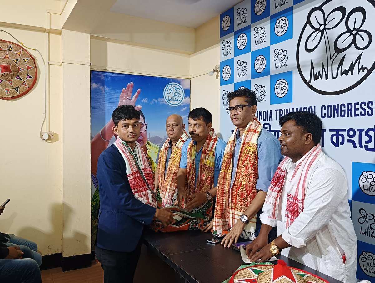 আজি জয়ানগৰস্থিত দলৰ মুখ্য কাৰ্যালয়ত দলৰ জ্যেষ্ঠ উপ-সভাপতি দুলু আহমেদ ডাঙৰীয়া, সাধাৰণ সম্পাদক শিশিৰ দেৱ কলিতা, কাৰ্যালয় সম্পাদক মনোজ সেনাপতি, যুৱ তৃণমূল কংগ্ৰেছৰ সভাপতি পৰাগ দাস আৰু তৃণমূল ছাত্ৰ পৰিষদৰ সভাপতি আবুল কালাম আজাদৰ উপস্থিতিত এক যোগদান কাৰ্যসূচী অনুষ্ঠিত হয়।