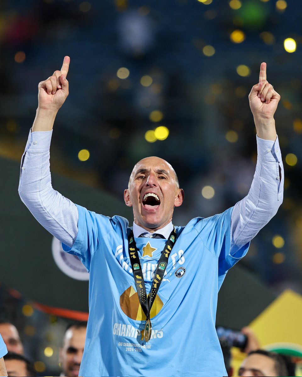 sportybetgh's tweet image. 🏆 Massive scenes in Cairo!

Pyramids FC beat Sundowns 2-1 (agg 3-2) and lifted their first CAF Champions League title. 🔥🔵⚪

The underdogs dey write the headlines this year ankasa! 😍🔥

#CAFCL #PyramidsFC #UnderdogMagic #CAFCLfinal