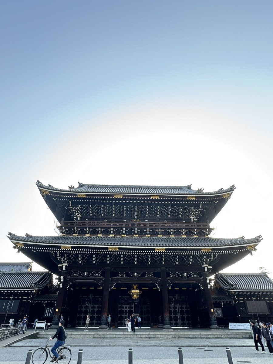 HarryZeng's tweet photo. Jōdo Shinshū 浄土真宗, The True Essence of the Pure Land known as Shin Buddhism founded by former Tendai Japanese monk Shinran.
Part 1. 真宗本廟, Shinshū Honbyō or
Higashi Hongan-ji 東本願寺, is one of two dominant sub-sects, the other being Nishi Honganji 西本願寺
#JodoShinshu https://t.co/eKaFNdi2jR