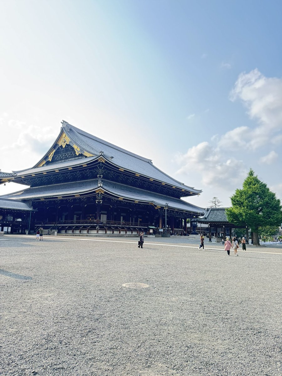 HarryZeng's tweet photo. Jōdo Shinshū 浄土真宗, The True Essence of the Pure Land known as Shin Buddhism founded by former Tendai Japanese monk Shinran.
Part 1. 真宗本廟, Shinshū Honbyō or
Higashi Hongan-ji 東本願寺, is one of two dominant sub-sects, the other being Nishi Honganji 西本願寺
#JodoShinshu https://t.co/eKaFNdi2jR