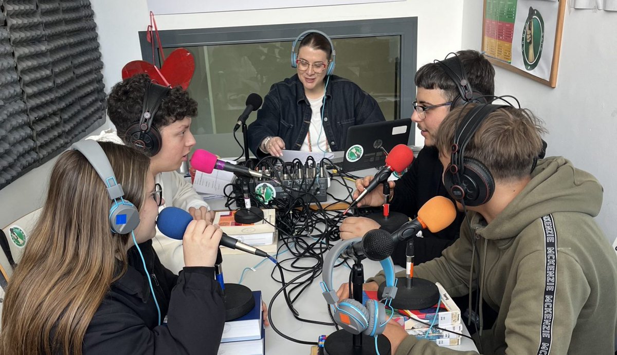 IESVirgenSote's tweet photo. ¡¡Ni 10, ni 20, ni 30!!
🎙️¿Cuántos programas de Soteradio se han publicado este curso? 📻
Poesía, música, literatura, deportes, ... Descubre lo que está dando de sí este curso la radio del IES Virgen del Soterraño.
https://t.co/0jmjMhJ5fz
@educacionext #soteradio @emtic_educarex https://t.co/yaDp15QfTh