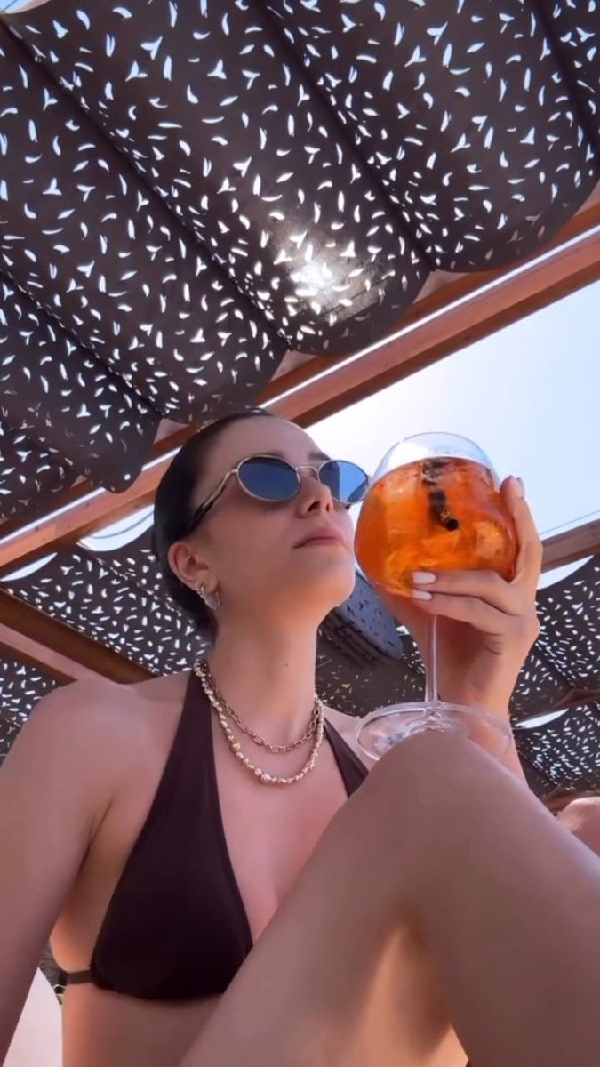 seraypinterest's tweet photo. my sunshine ☀️ #serayözkan https://t.co/ilitm2Avd0