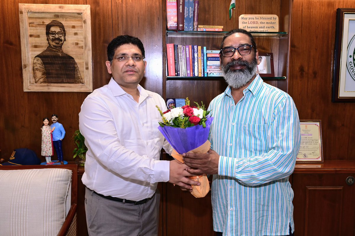 prdjharkhand's tweet photo. मुख्यमंत्री श्री @HemantSorenJMM से उपायुक्त चतरा श्रीमती कीर्तिश्री जी एवं @DC_Hazaribag श्री शशि प्रकाश सिंह ने मुलाकात की। मुख्यमंत्री से यह उनकी शिष्टाचार भेंट थी। https://t.co/CpVn4W8wHH