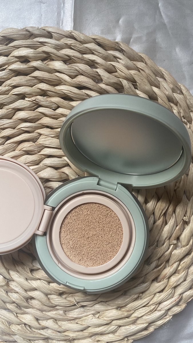 Terlambat bangun. Subuh-subuh dah kejar masa.

Tapi still nak muka nampak segar, tak pucat untuk pergi kerja. 

Wardah Colorfit Cushion ni la my hero. Dab dab sikit, terus flawless. Tak heavy langsung.

Macam pakai filter – tapi real life. ✨