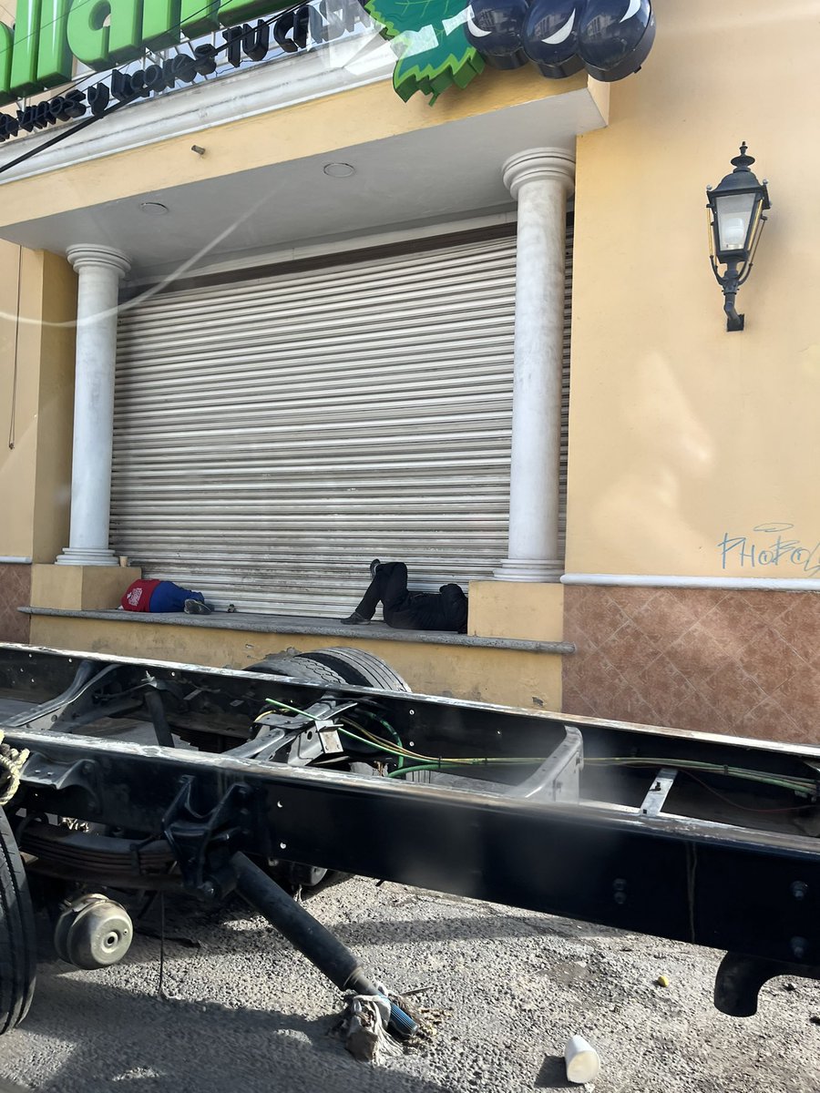 Reportan 2 hombres en situación de calle en las ventanas de las bodegas Alianza de la calle Jojutla con Matamoros, alado de la de los juzgados de la <a href="/TlalpanAl/">Alcaldía Tlalpan</a> . Desde el fin de semana se está notificando, además de pernoctar ahí, defecan en la calle. <a href="/Gabyosoriohdz/">Gaby Osorio</a>