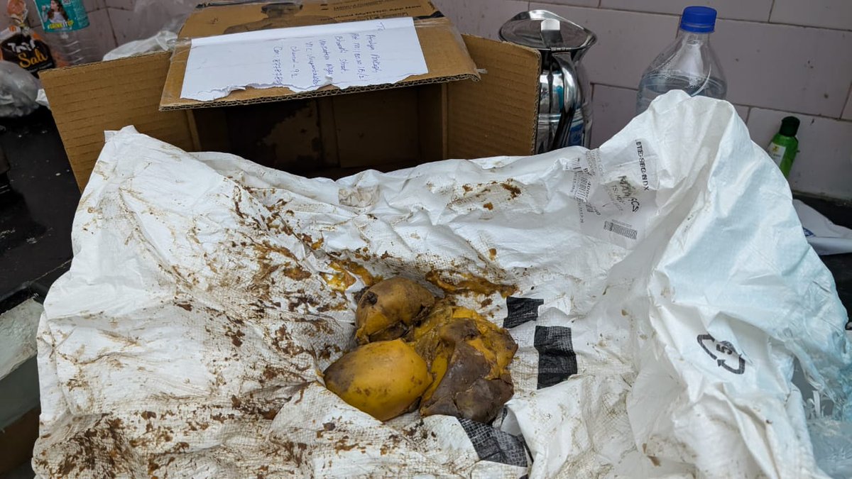 vivekpopatShin2's tweet photo. @DTDCIndia DTDC Bahar ka chodo india main theek se delevery karna sikho maine 23March ko parcel bheja tha DTDC se or vo parcel Aaj yani 2of June ko deliver hua or sharm ke baat ye hai ki us parcel main 24 Mango 🥭bheje थे dost ke liye or usme bas 5 🥭 mango ke ghutle nikle vo bhi sade hue. https://t.co/cchGDXDpxs