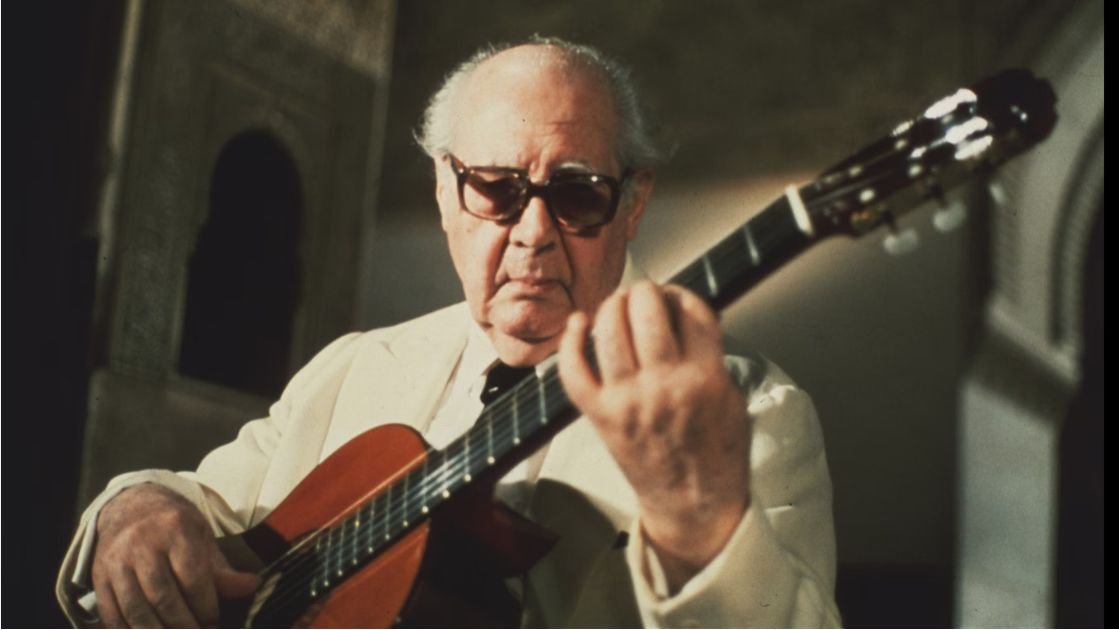 🎸 What classical guitar &amp; music theory taught me about growth marketing 🎯
My two greatest musical inspirations couldn’t be more different:
Eddie Van Halen, the son of immigrants (his mother Indonesian, his father Dutch), bullied for his accent and background. Like me, my