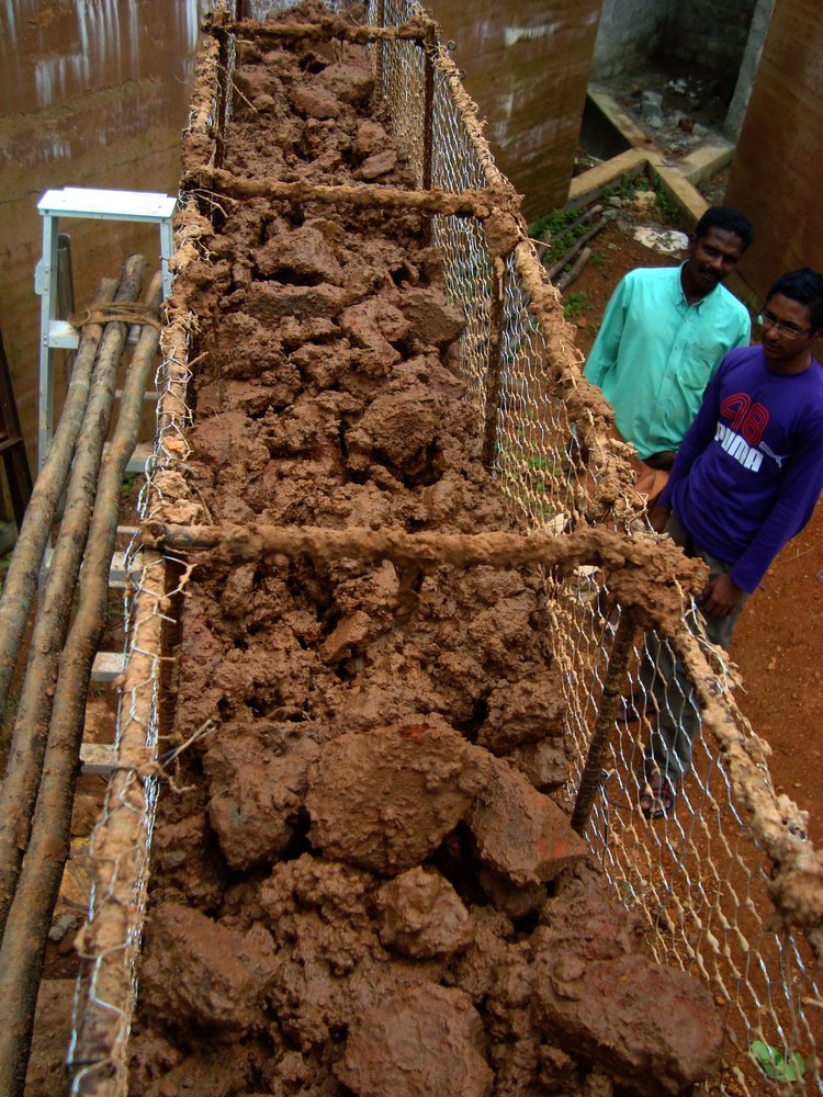 w_emerg's tweet image. Can debris and earth build a better future?  In Kerala, India, Debris House by Wallmakers uses rammed earth, recycled rubble &amp;amp; coconut shells to create a low-cost, low-carbon home full of meaning. 
#DebrisHouse #Wallmakers #IndiaArchitecture #RammedEarth #RecycledMaterials #Eco