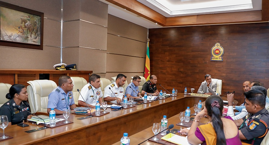 TamilGuardian's tweet photo. 🚨 Sri Lankan Defence Ministry considers pension aid for ex-soldiers fighting in Russia-Ukraine

The Sri Lankan Ministry of Defence held a meeting this week to discuss ongoing concerns around retired Sri Lankan soldiers who are going to fight in Russia and Ukraine, as they continue to struggle economically in the wake of the island’s financial crisis.

The discussion, chaired by Defence Secretary Air Vice Marshal Sampath Thuyacontha focused on the issue of former Sri Lankan military personnel being recruited on a paid basis to serve in the Russo-Ukrainian conflict and pensions for the retired soldiers.

Hundreds of Sri Lankans have been killed or captured, fighting for both sides.

Read more ⬇️

https://t.co/zBQFJ0O1og