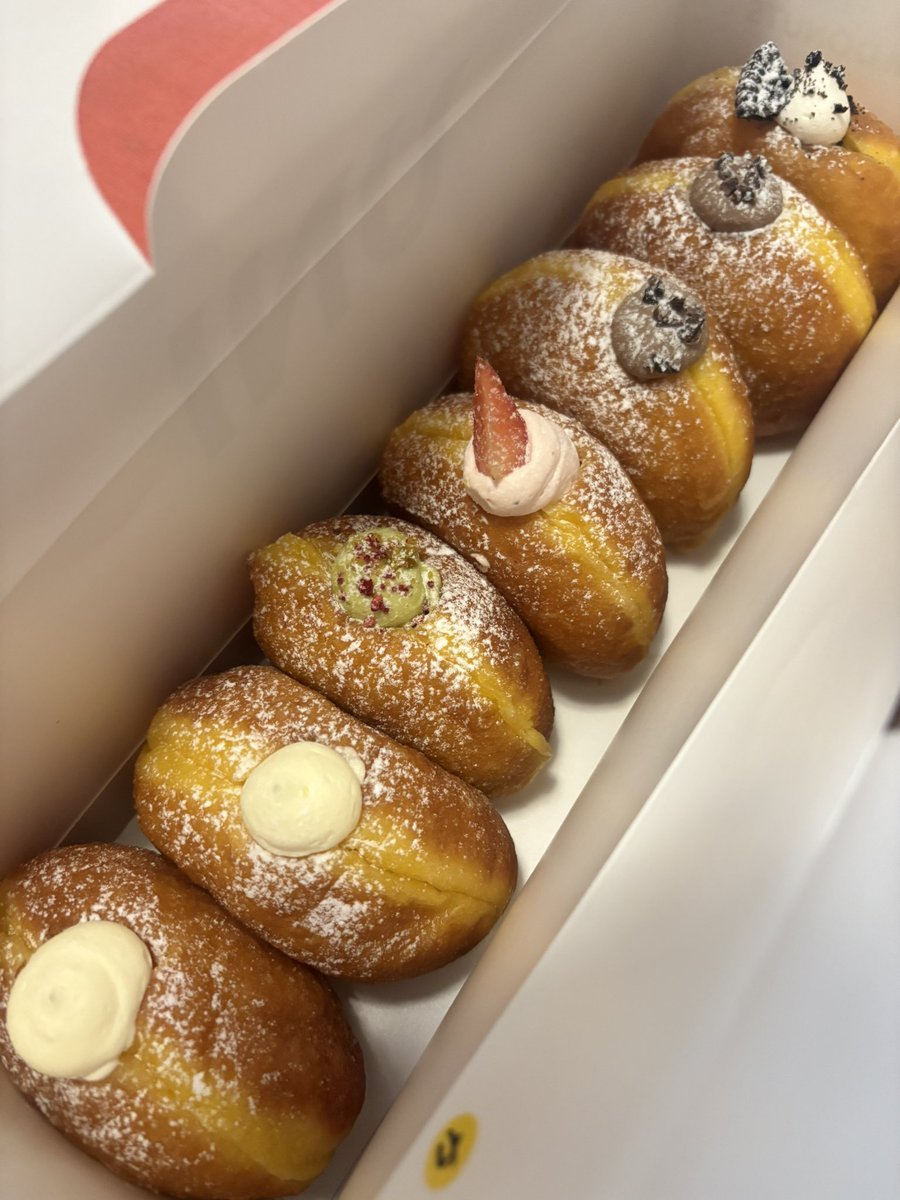 スタッフの皆が、アルバムレコーディングお疲れ様会開いてくれた🤲´-みんな優しい( *´꒳`*)🍩