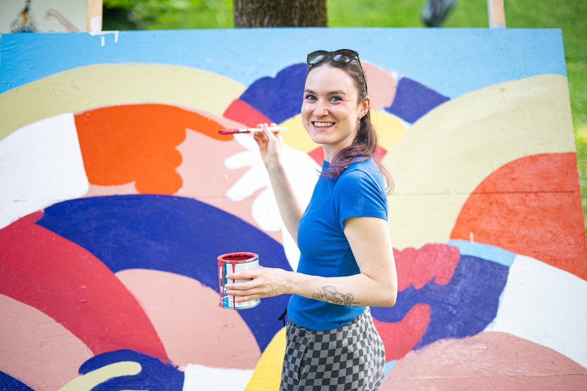 Uoči #SvjetskiDanIzbjeglica, održana je street art radionica za djecu i mlade koju je organizirao @JFF_Festival uz podršku UNHCR-a. 
💙 Solidarnost s izbjeglicama znači djelovati – slušati njihove priče, stvarati zajednice u kojima svi pripadaju i pružiti priliku za novi početak