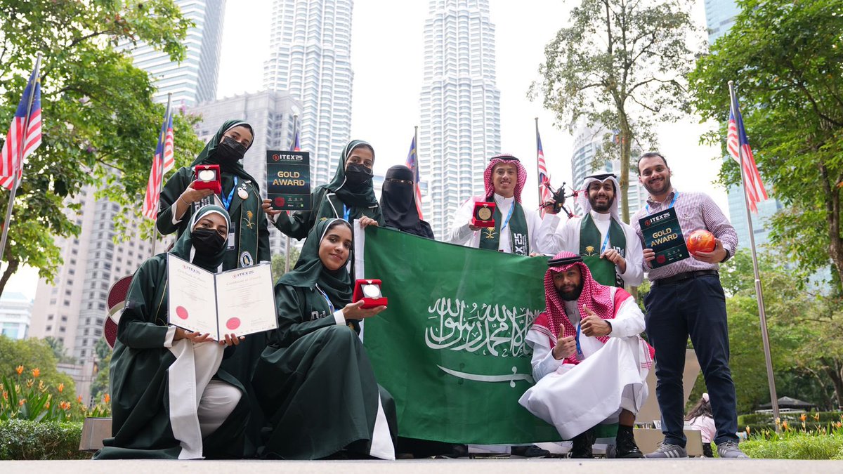 shahadojay's tweet image. من قلب #ITEX25 ... حققنا الذهب!🥇
السعودي طموحه عنان السماء وإنجازاتنا تتحدث عنا.

بحمدالله، ميدالية ذهبية في منافسة عالمية في مجال الطاقة والاستدامة.
فخوره بتمثيل المملكة العربية السعودية ورفع رايتها في هذا المحفل العالمي 🌏🇸🇦
#ITEX2025 
#ايتكس2025