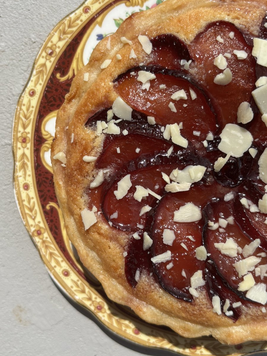 bakingenjoyer's tweet image. today i made almond frangipane + plum tarts, and matcha + strawberry filled tarts !!
