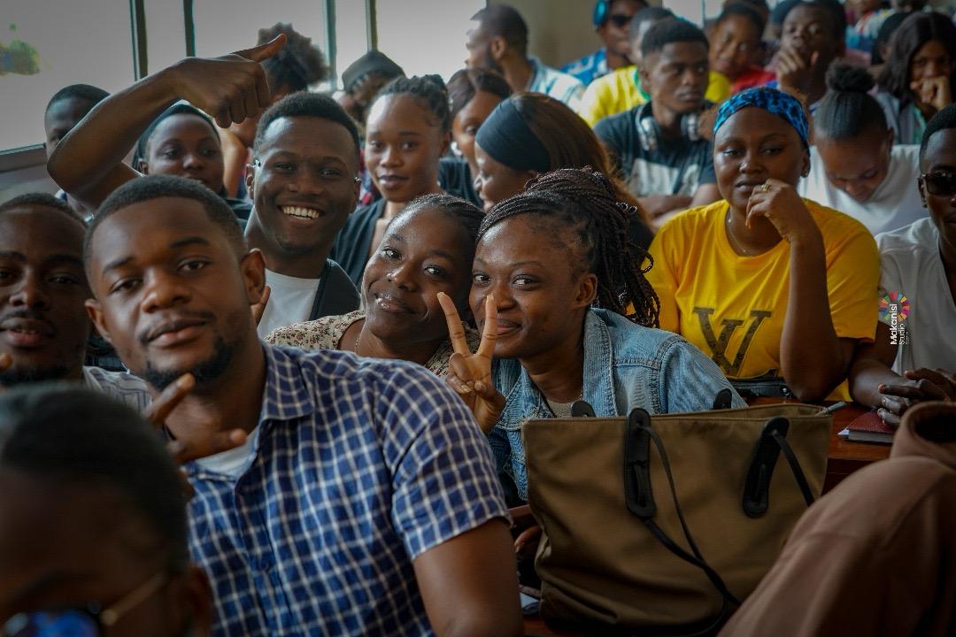 JERODDRDC's tweet image. Ce regard, ce sourire, ce geste de paix… tout en dit long sur l&apos;énergie et l&apos;espoir qui animent notre jeunesse.
Ensemble, nous construisons un espace de réflexion, d’apprentissage et d’action autour des #ODD.

💬 Et toi, que fais-tu pour impacter positivement ton environnement ?