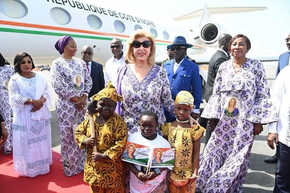 CiZapping's tweet photo. 📍Sinématiali | Ce 31 mai, la Première Dame Dominique Ouattara a inauguré le Lycée d’Excellence pour jeunes filles. À l’occasion de la #FêteDesMères, elle a aussi offert 500M FCFA via le #FAFCI + des dons & 5 000 pagnes d'une valeur de 500M FCFA. 🇨🇮 #CIV https://t.co/OSGJWFyJbl
