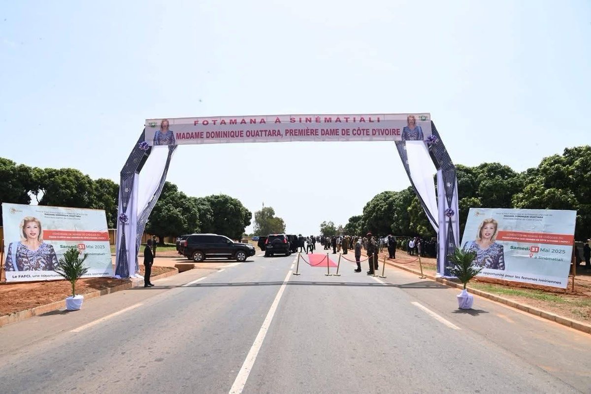 CiZapping's tweet photo. 📍Sinématiali | Ce 31 mai, la Première Dame Dominique Ouattara a inauguré le Lycée d’Excellence pour jeunes filles. À l’occasion de la #FêteDesMères, elle a aussi offert 500M FCFA via le #FAFCI + des dons & 5 000 pagnes d'une valeur de 500M FCFA. 🇨🇮 #CIV https://t.co/OSGJWFyJbl