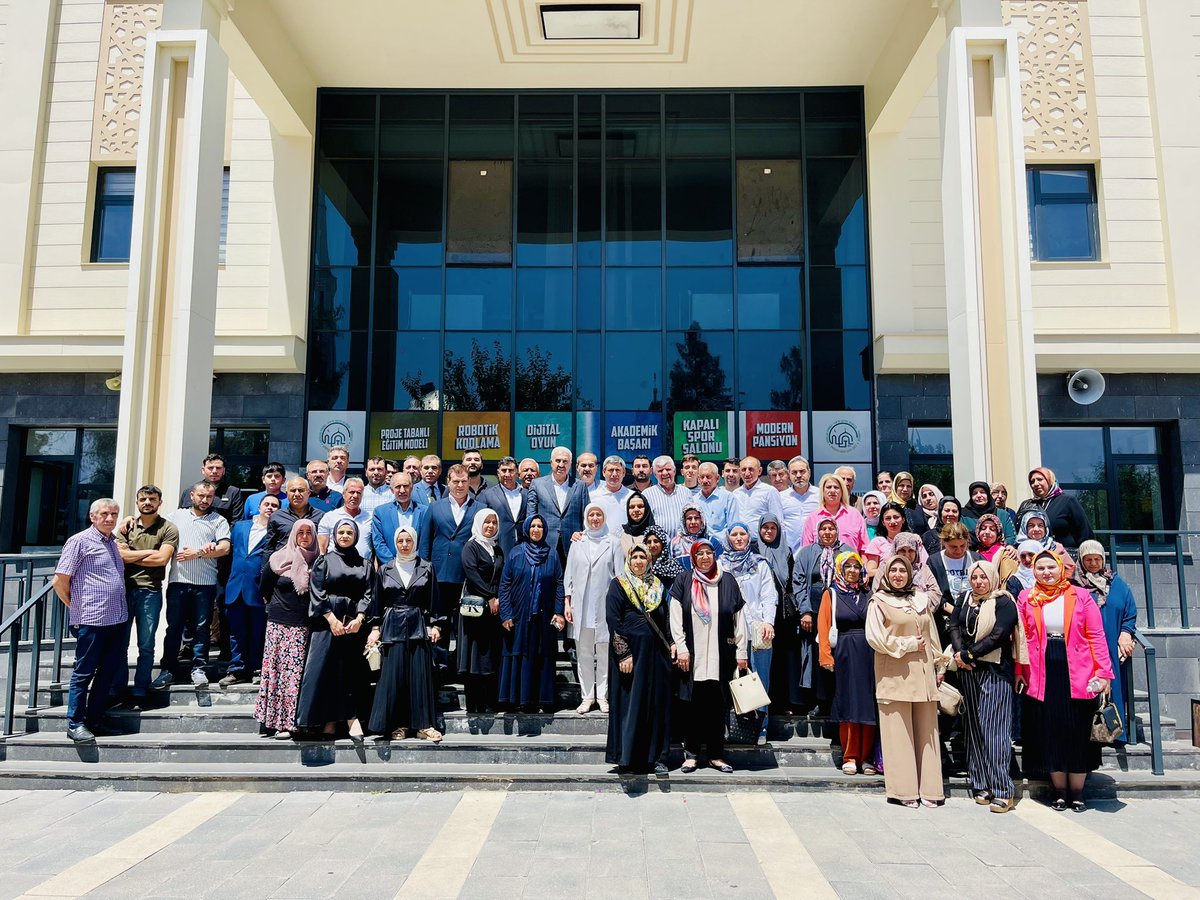 genclikaksur's tweet image. 📍SUR

İl Başkanımız @omer_iler, İlçe Başkanımız @davutyildiz21,İlçe Gençlik Kolları Bşk.@velatulker İlçe Kadın Kolları Bşk.@asiyebudak3,İl Başkan Yardımcılarımız ve İlçe Teşkilatımız eşliğinde;

#İLÇE DANIŞMA MECLİSİ TOPLANTIMIZ GERÇEKLEŞTİRİLDİ.

İlçemize hayırlı uğurlu olsun.