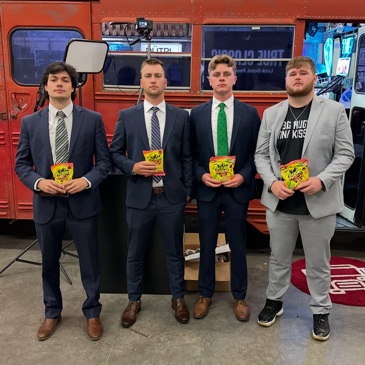 BussinWTB's tweet photo. The new class of BWTB interns are here https://t.co/vx4XIbQW5K