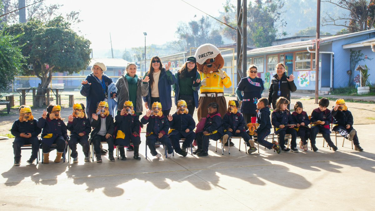 📍#Melipilla | En el marco de La Semana de la Seguridad Escolar y Parvularia, nuestro querido <a href="/ForestinChile/">Forestín</a>, junto al equipo de prevención de #IncendiosForestales, visitó a niñas y niños al Jardín Infantil de Puangue.

🌿Reforzamos hábitos de cuidado y respeto por la naturaleza.