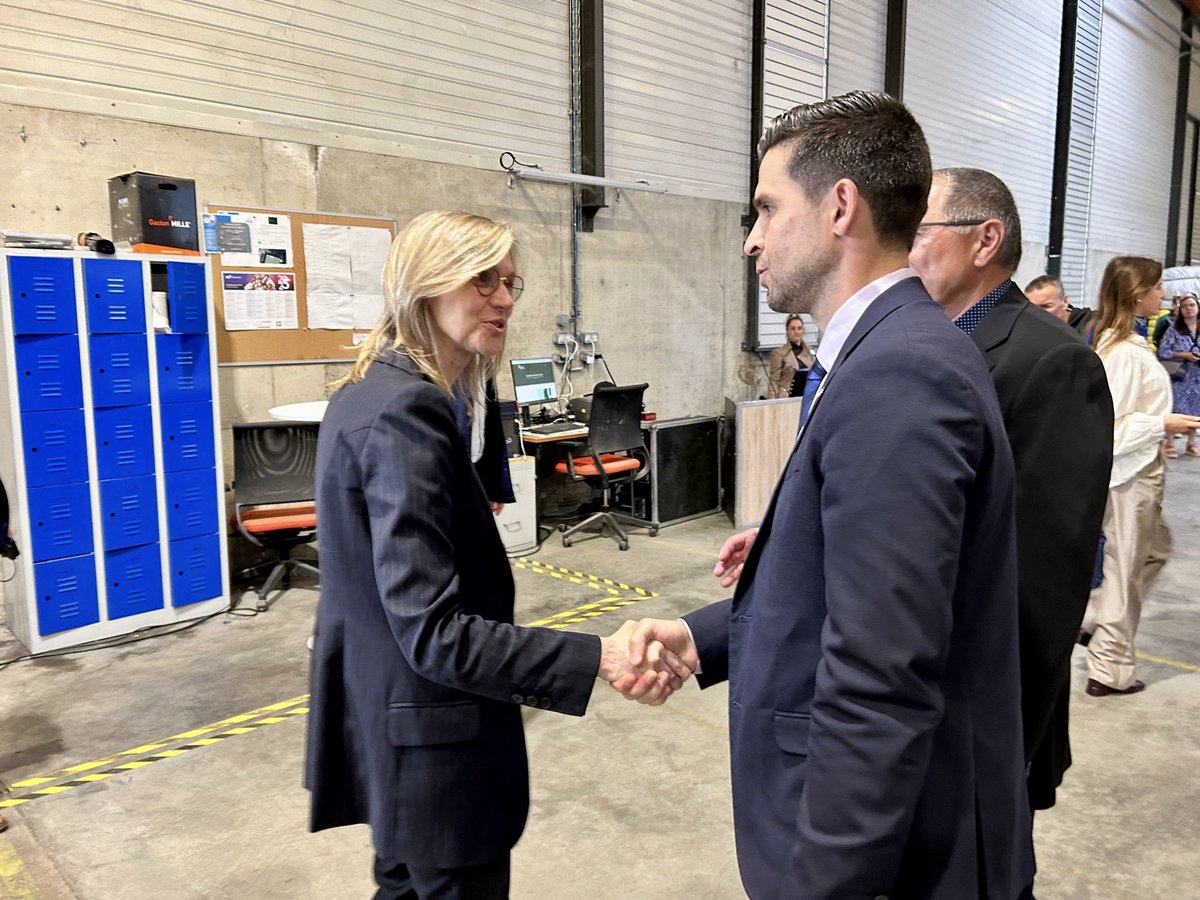 JonathanGery_AN's tweet photo. 🧵Visite ministérielle à #Amplepuis chez Nouvelles Fibres - Les Tissages de Charlieu : une fierté locale qui incarne l’avenir du textile durable.

L’occasion de saluer l’engagement de cette entreprise pionnière, alors que la loi contre la fast fashion arrive au Sénat.

#Circo6908 https://t.co/GcR2Nrnng5
