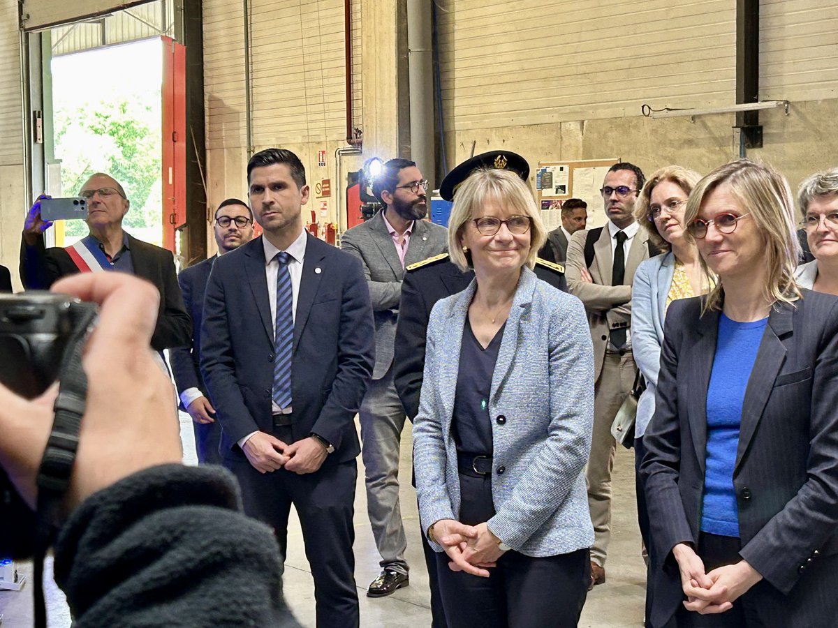 JonathanGery_AN's tweet photo. 🧵Visite ministérielle à #Amplepuis chez Nouvelles Fibres - Les Tissages de Charlieu : une fierté locale qui incarne l’avenir du textile durable.

L’occasion de saluer l’engagement de cette entreprise pionnière, alors que la loi contre la fast fashion arrive au Sénat.

#Circo6908 https://t.co/GcR2Nrnng5