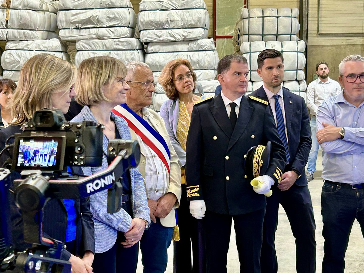 JonathanGery_AN's tweet photo. 🧵Visite ministérielle à #Amplepuis chez Nouvelles Fibres - Les Tissages de Charlieu : une fierté locale qui incarne l’avenir du textile durable.

L’occasion de saluer l’engagement de cette entreprise pionnière, alors que la loi contre la fast fashion arrive au Sénat.

#Circo6908 https://t.co/GcR2Nrnng5
