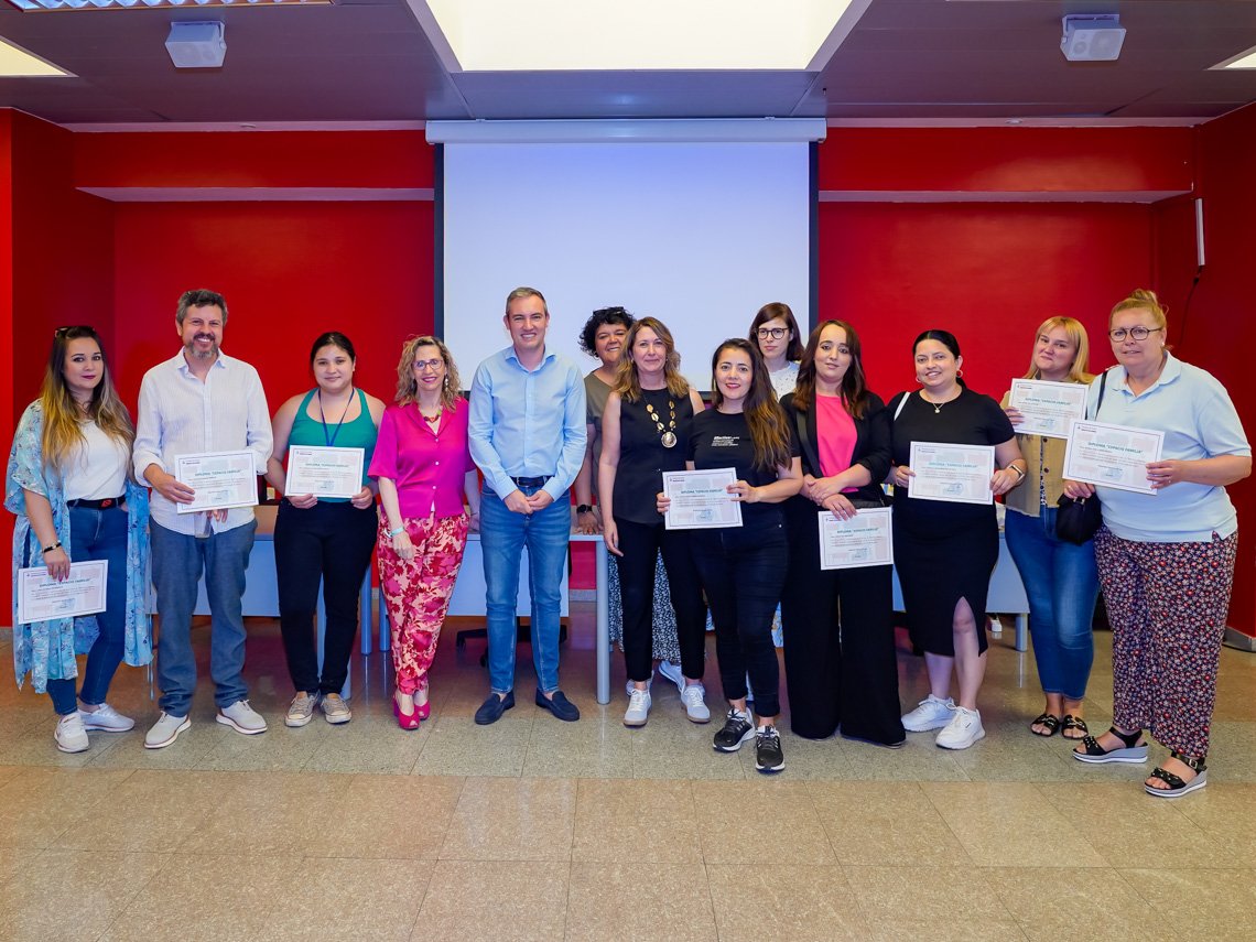 Ayuntamiento de Torrejón de Ardoz (@ayto_torrejon) on Twitter photo SOCIEDAD | Entregados los diplomas a los participantes del programa “Espacio Familia”, una escuela de padres y madres con temas enfocados en los principales problemas en las rutinas familiares #TorrejónDeArdoz <a href="/Rubentorrejon/">Rubén Martínez</a>
🔗ayto-torrejon.es/noticia/nota-d… SOCIEDAD | Entregados los diplomas a los participantes del programa “Espacio Familia”, una escuela de padres y madres con temas enfocados en los principales problemas en las rutinas familiares #TorrejónDeArdoz <a href="/Rubentorrejon/">Rubén Martínez</a>
🔗ayto-torrejon.es/noticia/nota-d…