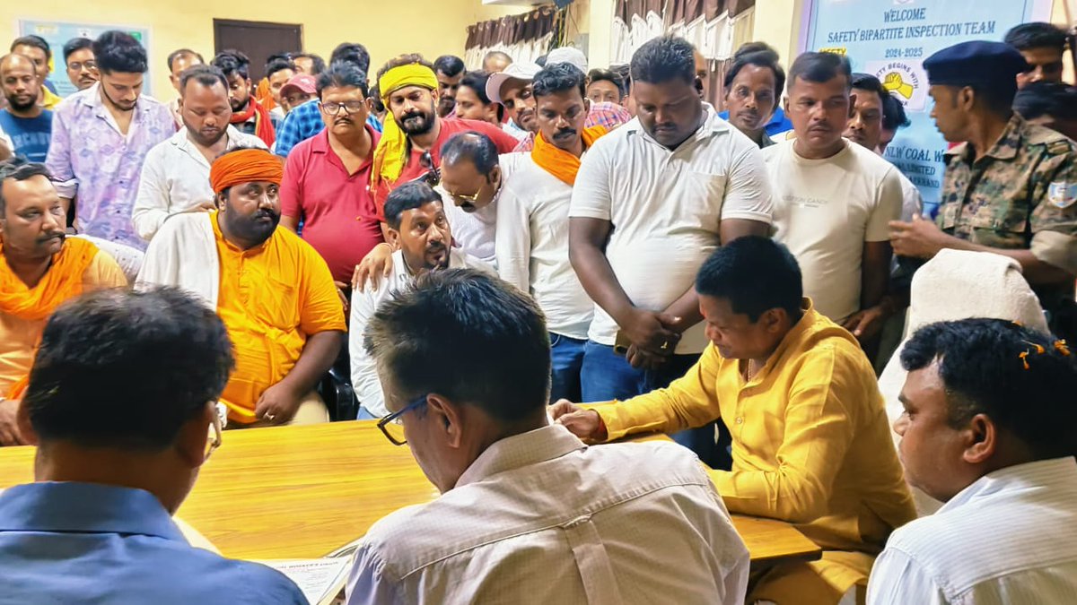 dhullu_mahto's tweet photo. पाथरडीह स्थित मोनेट वाशरी प्रबंधन से मेरी बातचीत सिर्फ एक औपचारिक बैठक नहीं थी, बल्कि यह जनहित, न्याय और बदलाव की शुरुआत का स्पष्ट संदेश था।

– स्थानीय युवाओं को 75% रोजगार की प्राथमिकता, ताकि पलायन रुके और आत्मनिर्भरता बढ़े।
– परघा, कुलटांड समेत प्रभावित गांवों में बिजली, पानी, सड़क, शिक्षा और स्वास्थ्य जैसी मूलभूत सुविधाओं की तत्काल बहाली।
– CSR फंड का पारदर्शी व न्यायसंगत उपयोग — शिक्षा, महिला सशक्तिकरण, युवाओं को प्रशिक्षण और सामाजिक विकास के लिए ठोस निवेश।

जनता के हक, स्वाभिमान और क्षेत्रीय विकास की अनदेखी अब बर्दाश्त नहीं होगी। यदि माँगों पर ठोस और समयबद्ध कार्रवाई नहीं हुई, तो जनसहयोग से बड़ा जनआंदोलन खड़ा किया जाएगा।"