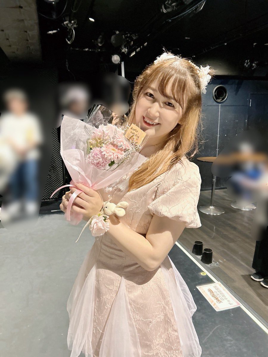 fuyuki220's tweet photo. 私が卒業したみたいになってる💐
明日からずっと日勤なのに勉強が終わらなくて泣きそうです📖
学生の頃はいつも皆勤賞なのにテストのたびに熱出すくらいには勉強苦手でした😩 https://t.co/15sTYSfUU8