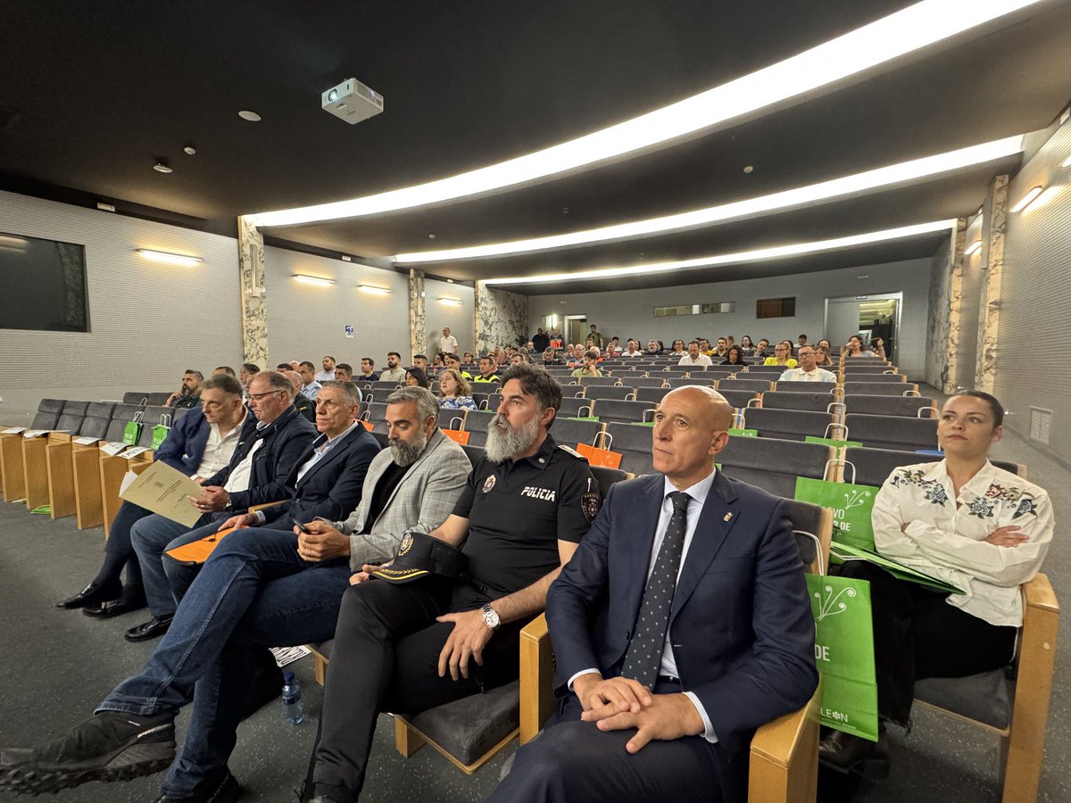 Policía Local de León (@leonpolicia) on Twitter photo IPA (International Police Association) #LeónEsp , en colaboración con el <a href="/LeonAyto/">Ayuntamiento de León</a> y la #Tu092León , organiza un curso formativo centrado en estrategias de autogestión ante situaciones de crisis.
ℹ Más información: tinyurl.com/mszd5nbv
#Formación
#PolicíaLocalCercaDeTi IPA (International Police Association) #LeónEsp , en colaboración con el <a href="/LeonAyto/">Ayuntamiento de León</a> y la #Tu092León , organiza un curso formativo centrado en estrategias de autogestión ante situaciones de crisis.
ℹ Más información: tinyurl.com/mszd5nbv
#Formación
#PolicíaLocalCercaDeTi