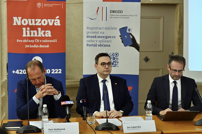 mzvcr's tweet photo. Ministr @janlipavsky představil doporučení a novinky @mzvcr před letní turistickou sezónou 2025. Rozšíření konzulární pomoci českým občanům v nejvíce oblíbených destinacích Chorvatsku, Řecku, Španělsku, Bulharsku nebo nepřetržitou nouzovou linku pomoci 24/7 #SystemDrozd https://t.co/OQGHLF5zDb