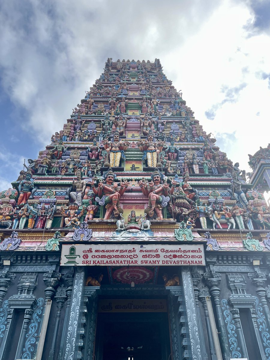 ernesteau_'s tweet photo. Red Mosque &amp; Hindu Temple - Colombo 🇱🇰 https://t.co/e75lZbRaZJ