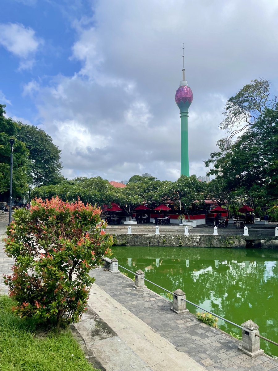 ernesteau_'s tweet photo. Red Mosque &amp; Hindu Temple - Colombo 🇱🇰 https://t.co/e75lZbRaZJ