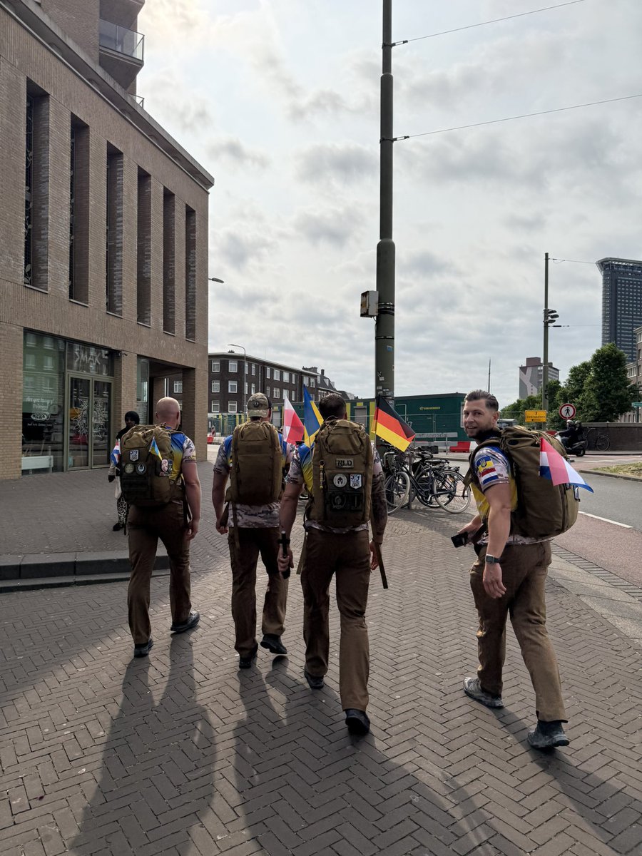 De start van #missionkyiv in Den Haag!
Enorm trots op <a href="/RobinImthorn/">Robin Imthorn</a> en de boys. Ze gaan 2000km speedmarsen van Den Haag naar Kyiv, 160km per dag om Oekraïense veteranen te steunen, en om PTSS-zorg en medische hulp te financieren! Check en doneer ajb! ❤️nl4ua.org/missionkyiv