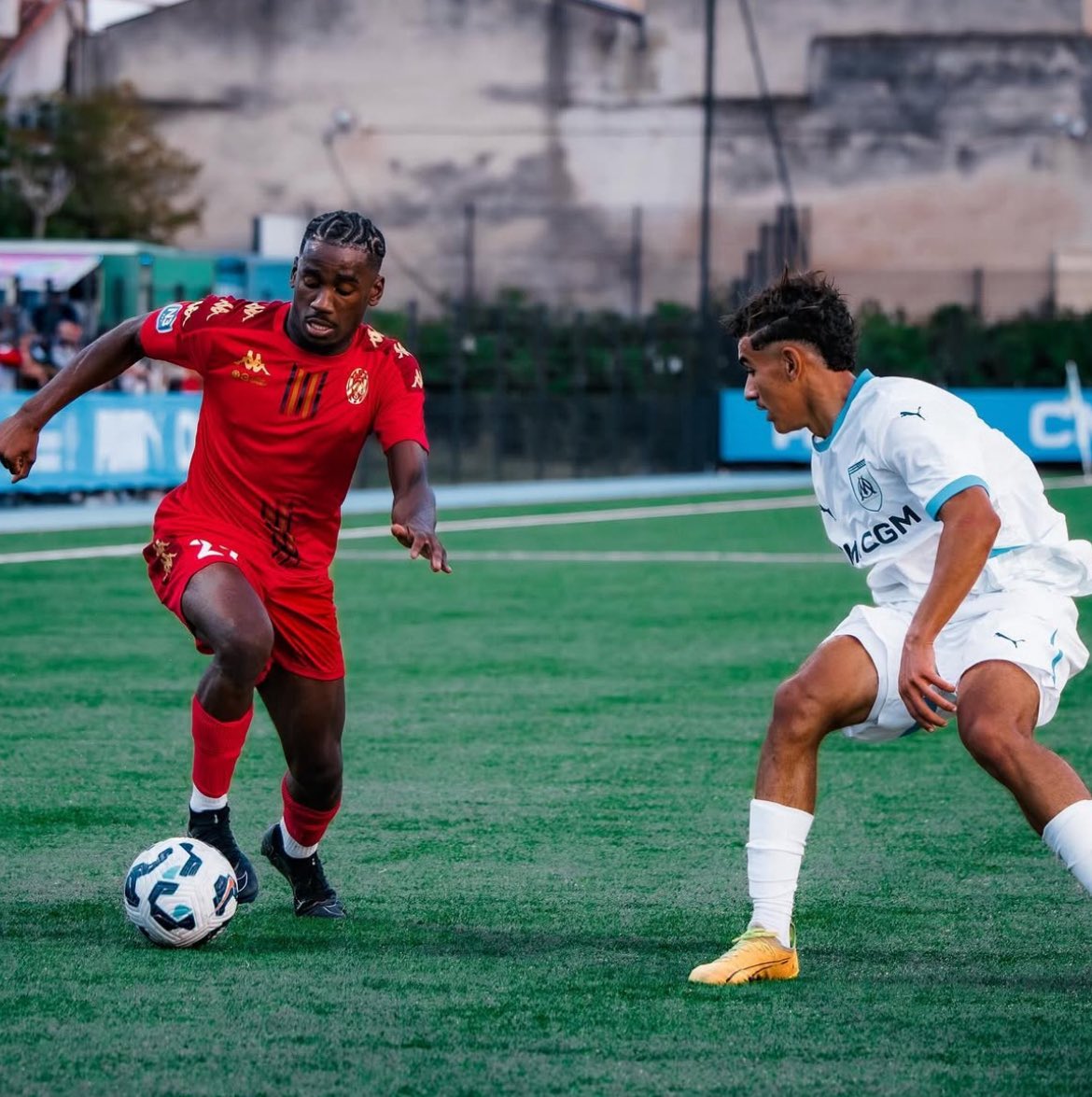 Le talentueux et puissant latéral droit de Rousset, 🇰🇲 Hamidou Ali, auteur de 24 matchs cette saison en N3 et grand artisan de la montée en N2 (4 buts - 1 passe décisive), va s’engager avec le club de Aubagne en National. 🔁👕