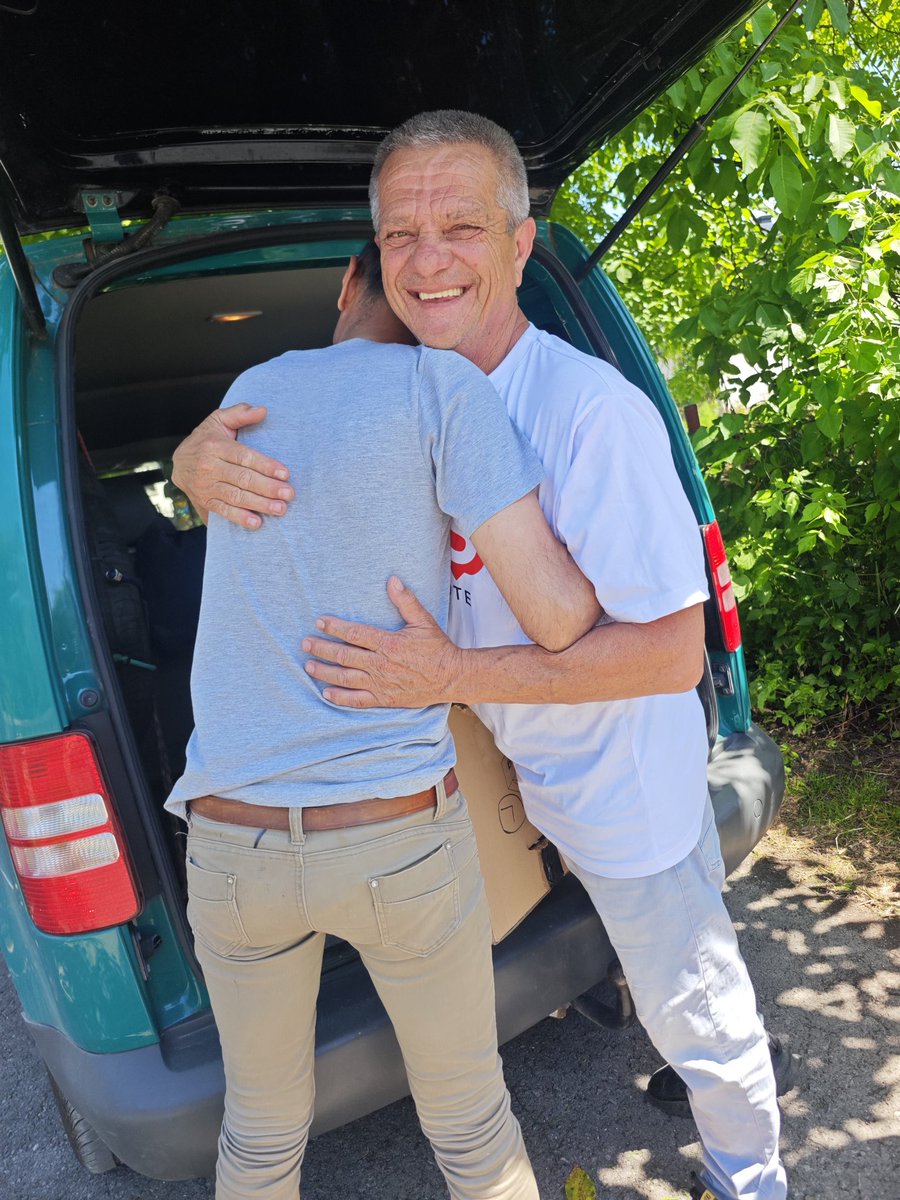 Umarmung nach dem Pushback ❤️

Es ist unfassbar, wie Europa diese Gewalt innerhalb weniger Jahre diese systematische und brutale Gewalt normalisiert hat.

Wir werden uns nie damit abfinden. Niemals.

AT20 2011 1842 8097 8400
