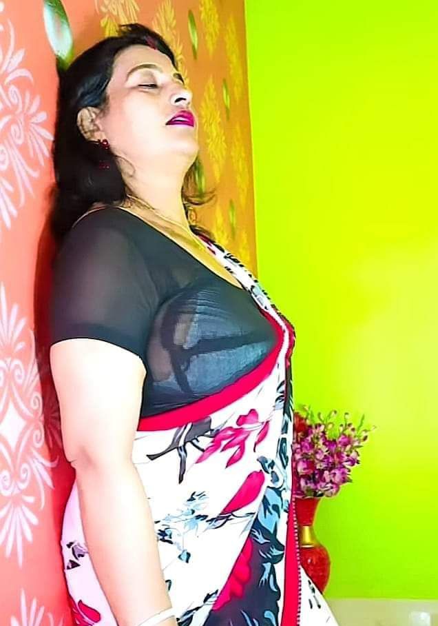 . मैं चाहती हूँ, वो मुझे तब तक चूमे जब तक मेरी सिसकियाँ उसके लफ्ज़ों में बदल न जाएँ।
💔❤️‍🩹🥰