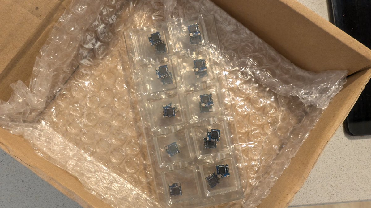 hitmanmcc's tweet photo. 1/3 Some more radios arrived today. So I broke out the rest of the PCBs I had ordered and got to work building more WavePhoenix receivers.
Here we can see the tinning of the pads on the PCBs and the hot air soldering work.
#WavePhoenix #Nintendo #GameCube https://t.co/ANsW9pKqHI