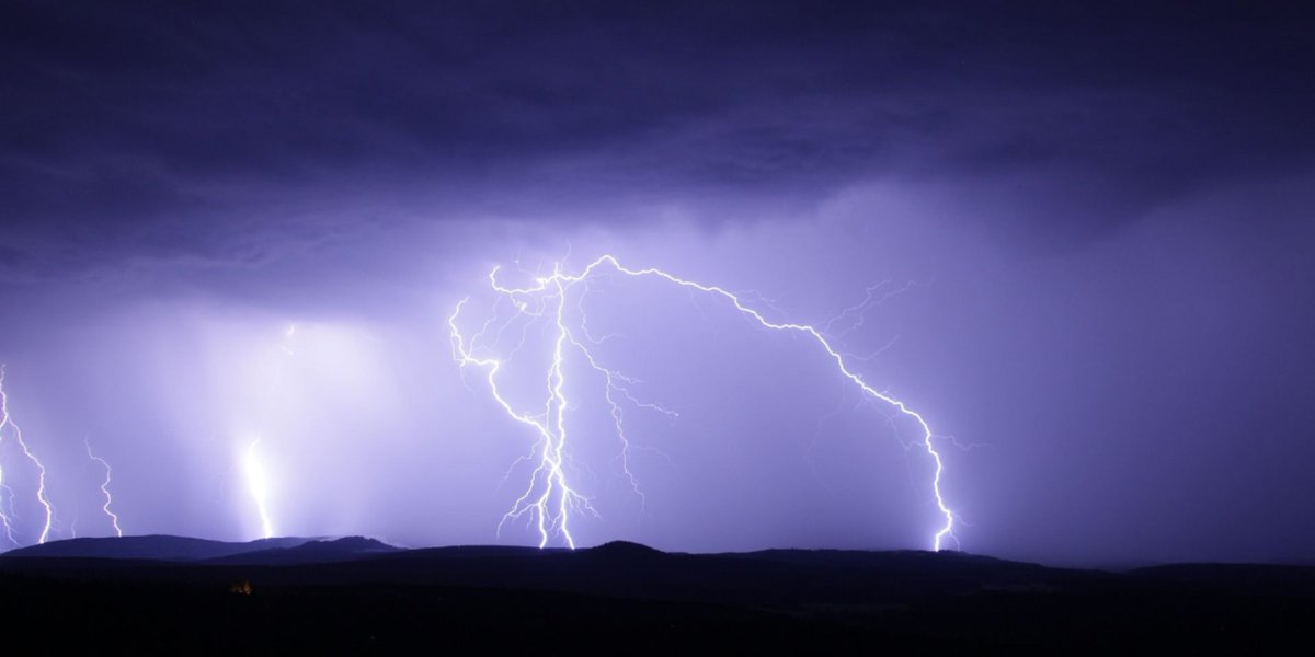 wetteralarm's tweet photo. ⚡ Mit Wetter-Alarm sind Sie optimal ausgerüstet für die Gewitterzeit:

⚠️ Unwetterwarnungen
🔎 Blitzradar
💡 Blog mit Wissen rund um Gewitter

Blitzradar in der App:
https://t.co/fVUCOwFBRO

Wie entsteht ein Blitz?
https://t.co/Wojcpxnr8V

#Wetter #Schweiz #Gewitter #Blitzradar https://t.co/EzL7MztFty