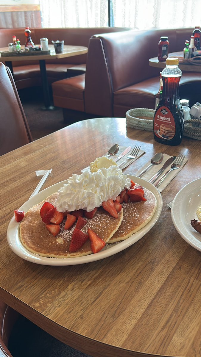 THESE PANCAKES ARE SO BIG😭😭
