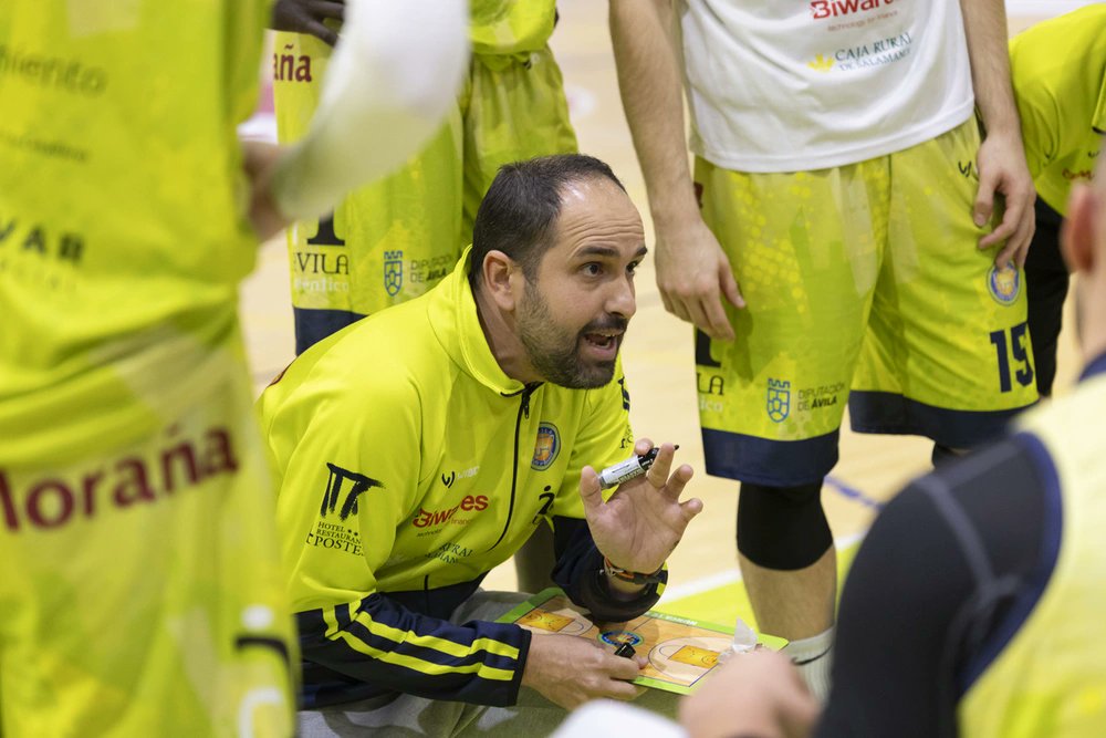 #Baloncesto
🏀Antonio Déniz seguirá siendo el entrenador del Hotel 4Postes Ávila Auténtica El Bulevar
🟢El Óbila confirma la continuidad del técnico abulense al frente de su primer equipo. Primera piedra para el proyecto 2025-2026
🗞️diariodeavila.es/noticia/zfc346…
#Ávila