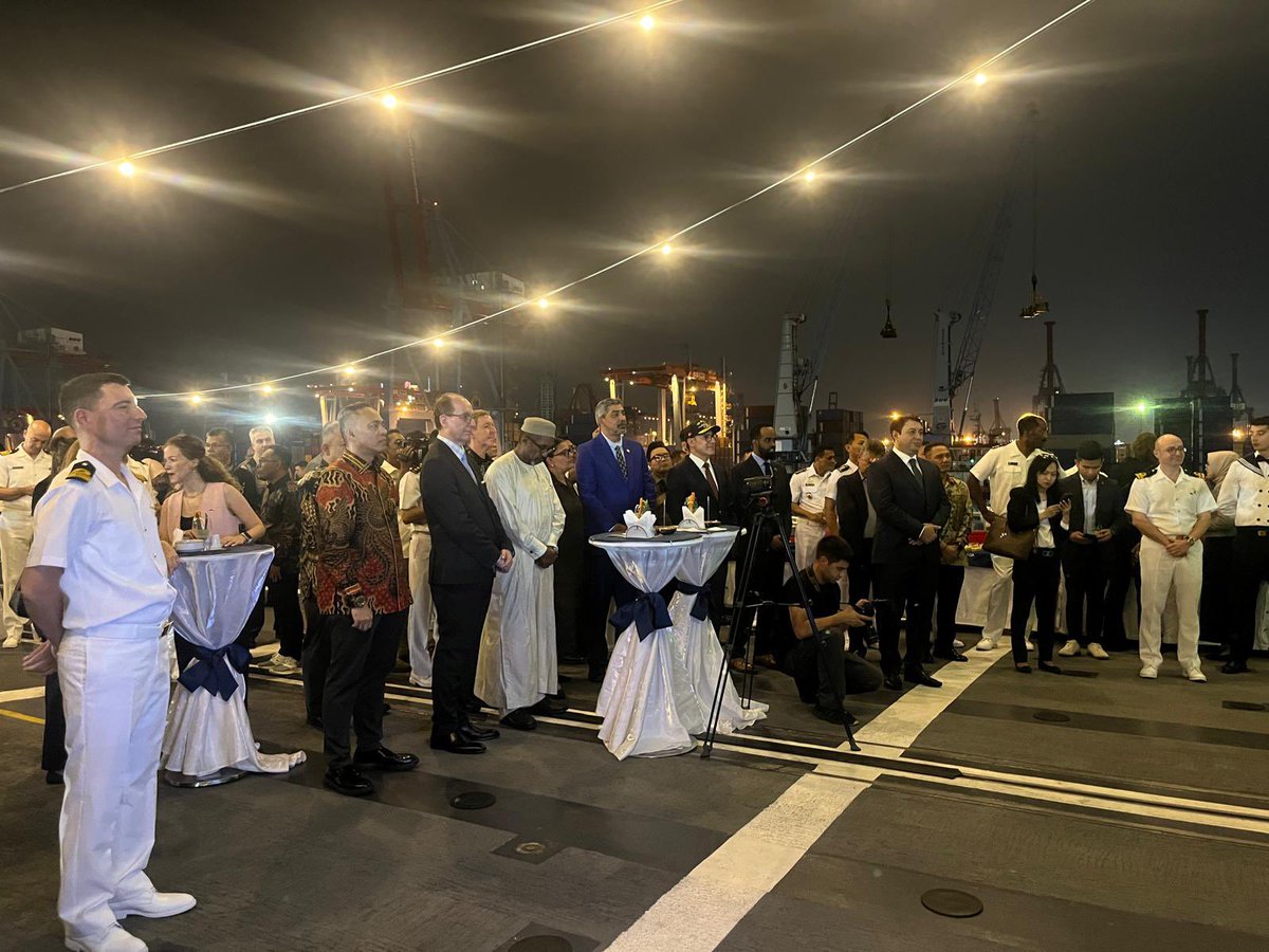 TCG Büyükada (F-512) Cakarta liman ziyareti vesilesiyle düzenlenen resepsiyona katıldık. Teşrif eden Endonezyalı yetkililere, askeri ateşelere, vatandaşlarımıza, Azerbaycan, Cezayir, İspanya, Sudan, Somali ve Venezuela büyükelçilerine teşekkür ediyorum.