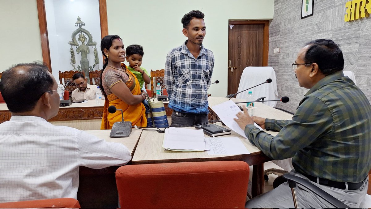Bastar District (@bastardistrict) on Twitter photo рдЬрдЧрджрд▓рдкреБрд░ рдореЗрдВ рдХрд▓реЗрдХреНрдЯрд░ рдЬрдирджрд░реНрд╢рди рдХрд╛ рдЖрдпреЛрдЬрди тЬЕ
ЁЯУМ рдирд┐рд░реНрджреЗрд╢: рдХрд▓реЗрдХреНрдЯрд░ рд╣рд░рд┐рд╕ рдПрд╕
ЁЯУМ рд╕рдорд╕реНрдпрд╛рдПрдВ рд╕реБрдиреАрдВ: рдЕрдкрд░ рдХрд▓реЗрдХреНрдЯрд░ рд╕реА.рдкреА. рдмрдШреЗрд▓
ЁЯУМ рд╕рдВрдмрдВрдзрд┐рдд рд╡рд┐рднрд╛рдЧреЛрдВ рдХреЛ рддреБрд░рдВрдд рдХрд╛рд░реНрдпрд╡рд╛рд╣реА рдХреЗ рдирд┐рд░реНрджреЗрд╢
#Jandarshan #Bastar #publicservice рдЬрдЧрджрд▓рдкреБрд░ рдореЗрдВ рдХрд▓реЗрдХреНрдЯрд░ рдЬрдирджрд░реНрд╢рди рдХрд╛ рдЖрдпреЛрдЬрди тЬЕ
ЁЯУМ рдирд┐рд░реНрджреЗрд╢: рдХрд▓реЗрдХреНрдЯрд░ рд╣рд░рд┐рд╕ рдПрд╕
ЁЯУМ рд╕рдорд╕реНрдпрд╛рдПрдВ рд╕реБрдиреАрдВ: рдЕрдкрд░ рдХрд▓реЗрдХреНрдЯрд░ рд╕реА.рдкреА. рдмрдШреЗрд▓
ЁЯУМ рд╕рдВрдмрдВрдзрд┐рдд рд╡рд┐рднрд╛рдЧреЛрдВ рдХреЛ рддреБрд░рдВрдд рдХрд╛рд░реНрдпрд╡рд╛рд╣реА рдХреЗ рдирд┐рд░реНрджреЗрд╢
#Jandarshan #Bastar #publicservice