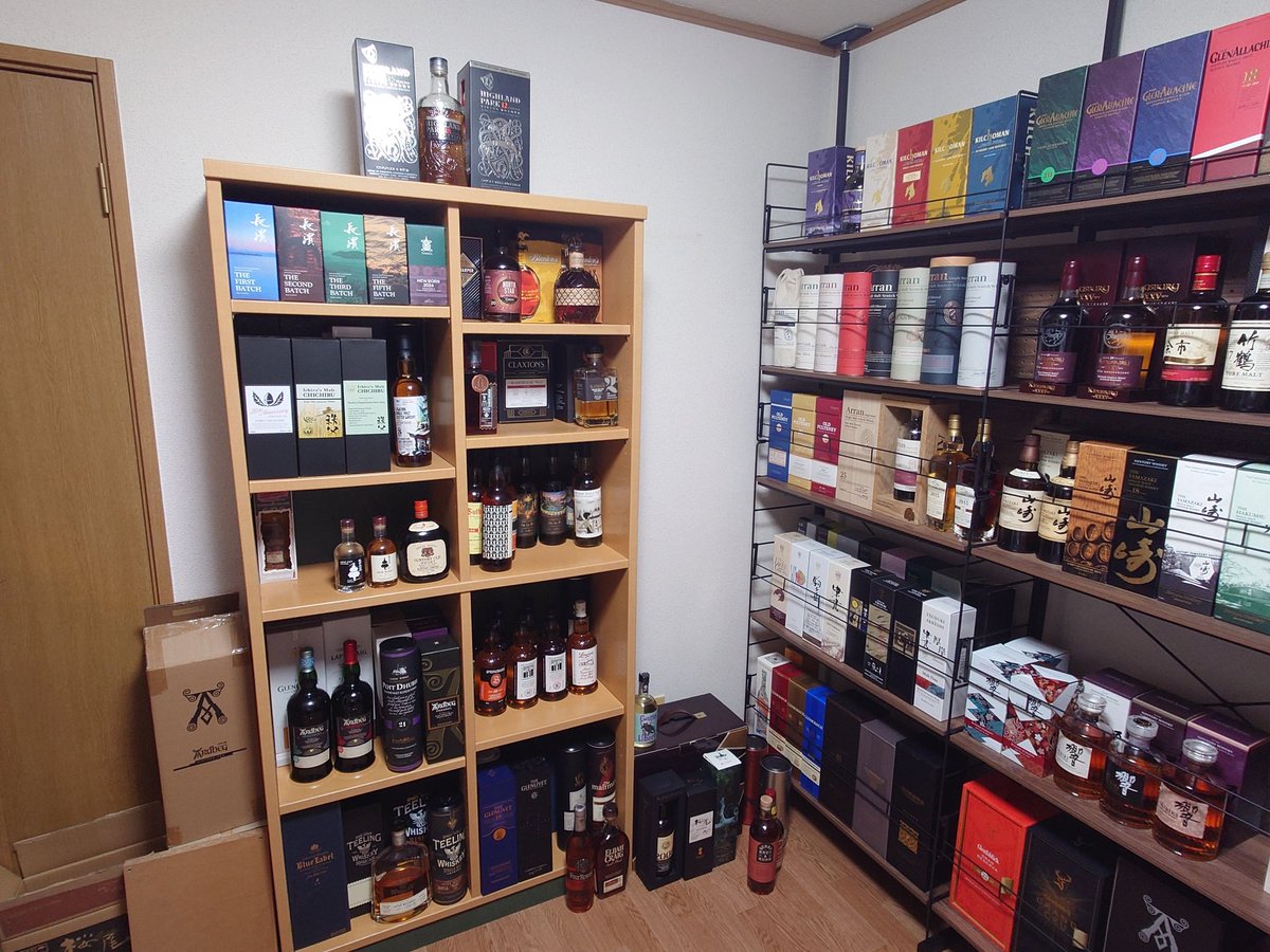harehare_0918's tweet photo. ウイスキー部屋完成しました✧⁠◝⁠(⁠⁰⁠▿⁠⁰⁠)⁠◜⁠✧

なんとか飾りたいボトルを飾れたので一旦完成です！
（奥に隠れてしまってるやつが結構あるのがくやしいですが…）

これからも改善しながら最高のウイスキー部屋を作っていきます(⁠ ⁠ꈍ⁠ᴗ⁠ꈍ⁠)
#ウイスキー 
#ウイスキー棚 https://t.co/UbSpqR1854